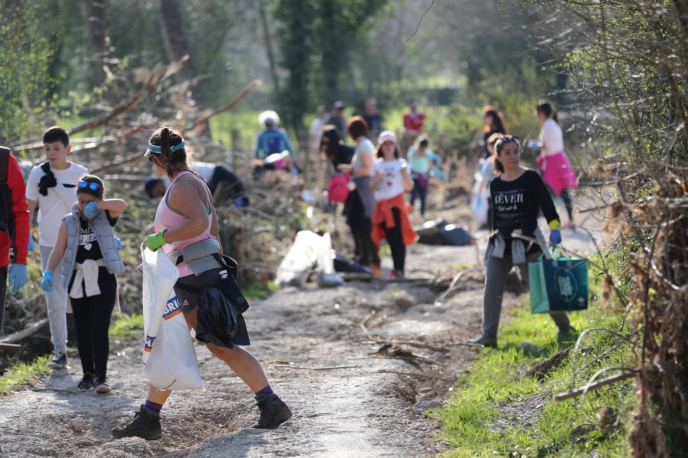 Fotos: Los voluntarios retiran plástico y limpian del río Saja