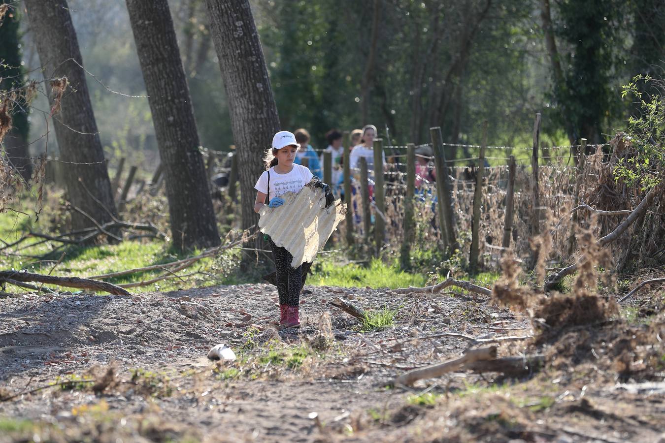 Fotos: Los voluntarios retiran plástico y limpian del río Saja