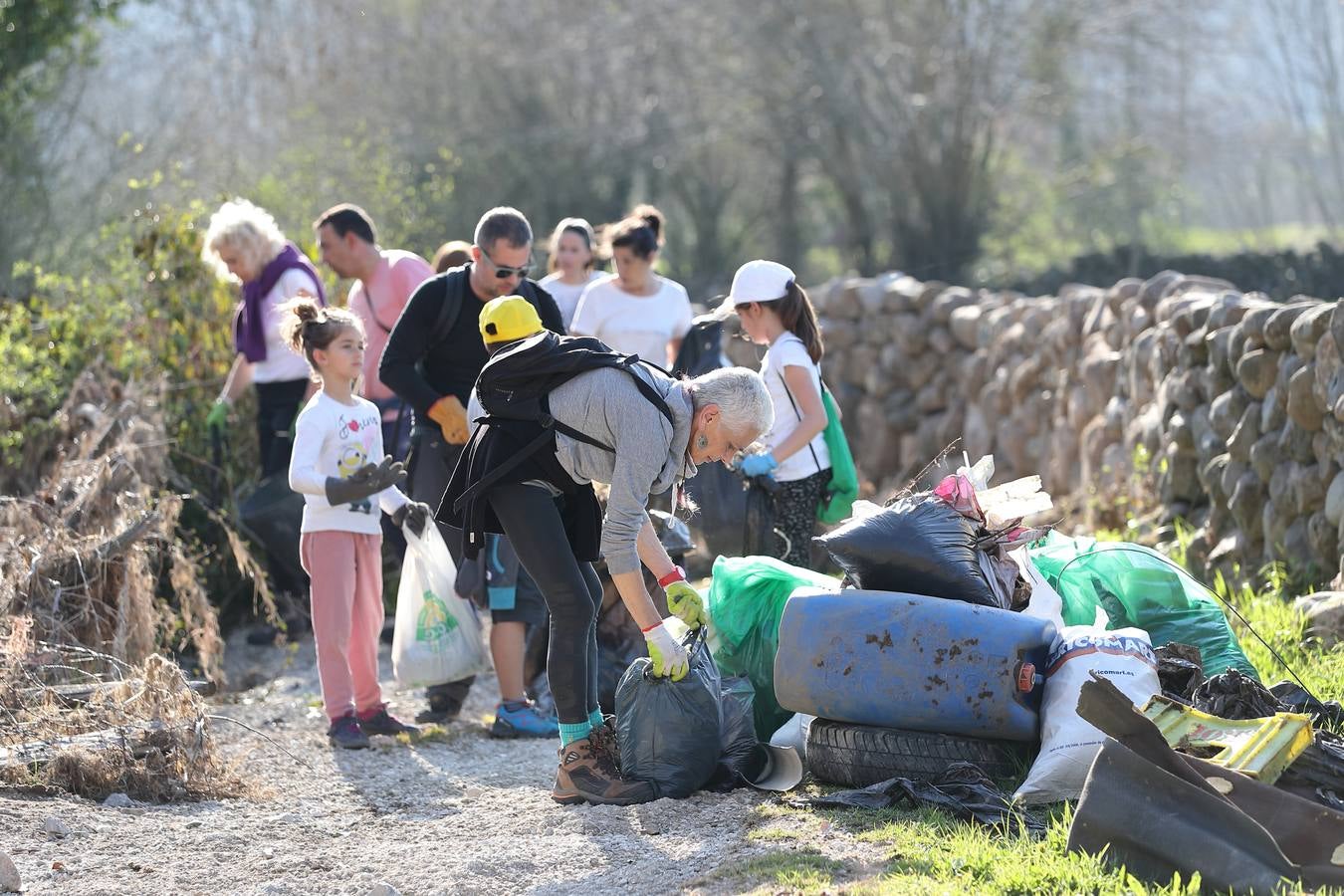 Fotos: Los voluntarios retiran plástico y limpian del río Saja