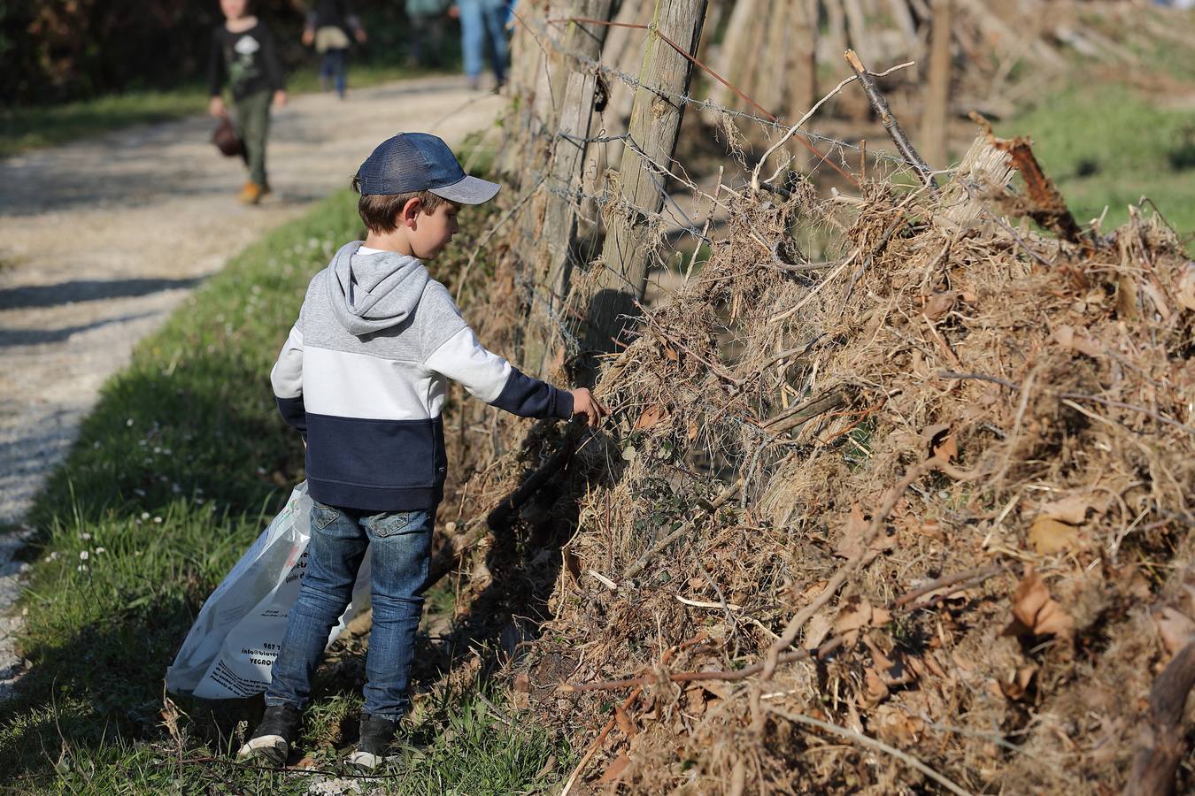 Fotos: Los voluntarios retiran plástico y limpian del río Saja