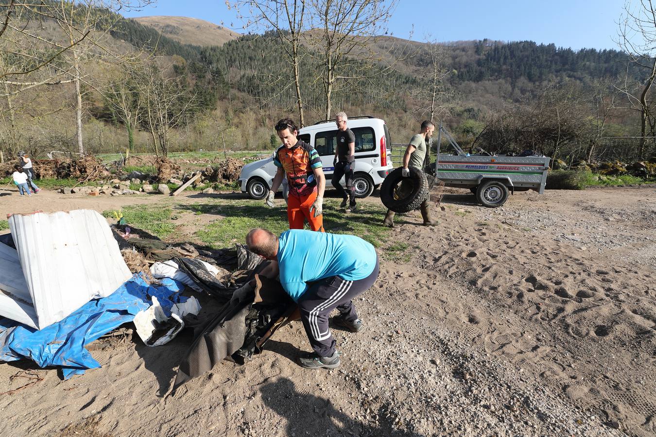 Fotos: Los voluntarios retiran plástico y limpian del río Saja