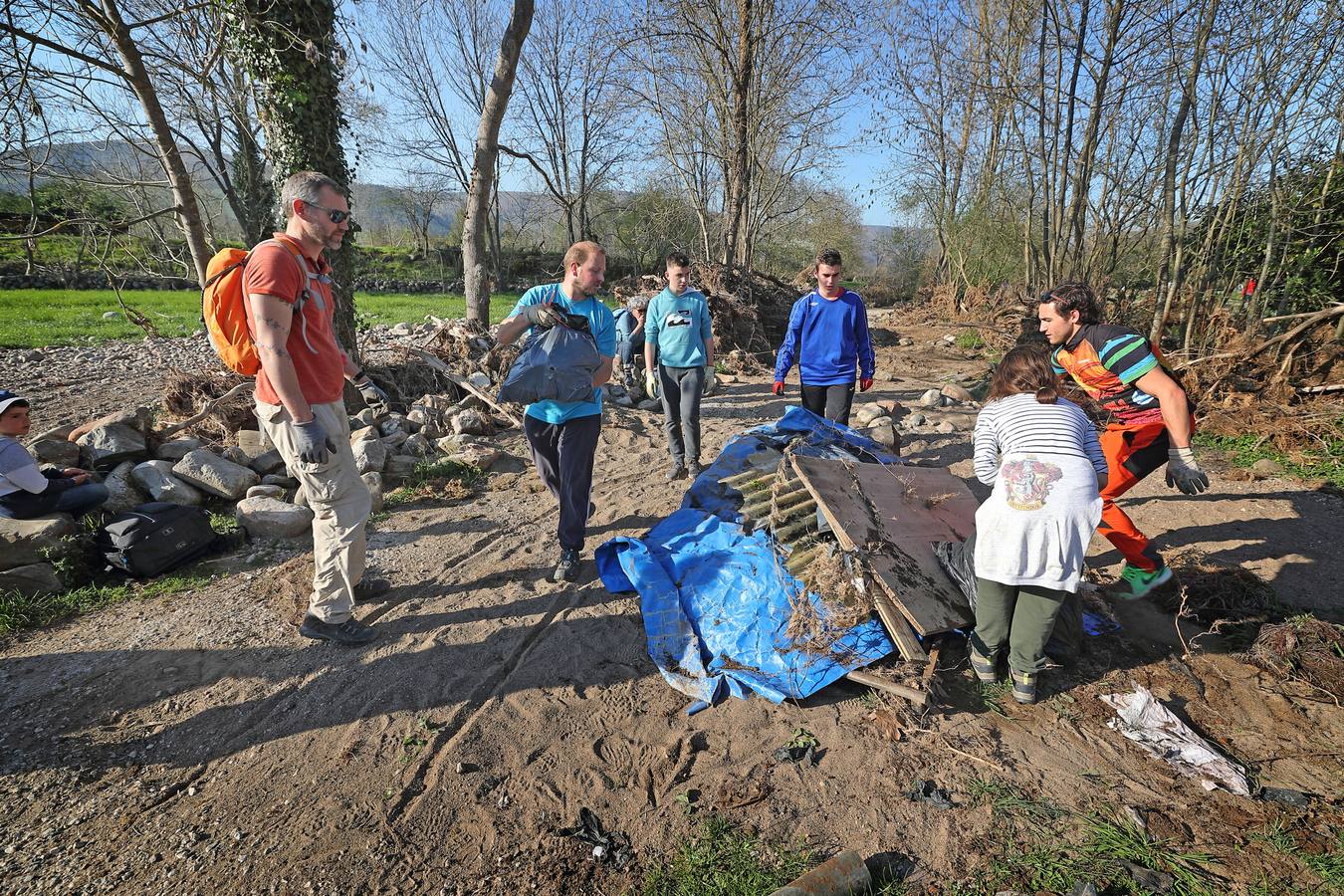 Fotos: Los voluntarios retiran plástico y limpian del río Saja