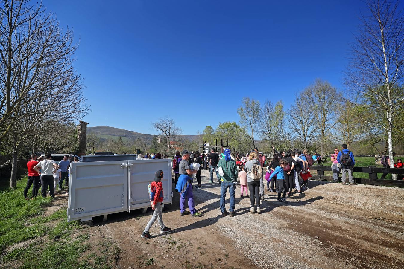 Fotos: Los voluntarios retiran plástico y limpian del río Saja