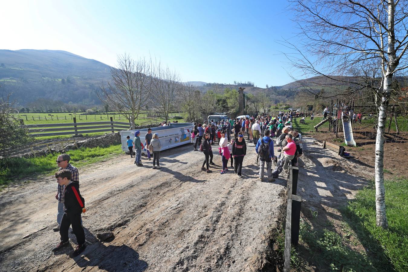 Fotos: Los voluntarios retiran plástico y limpian del río Saja