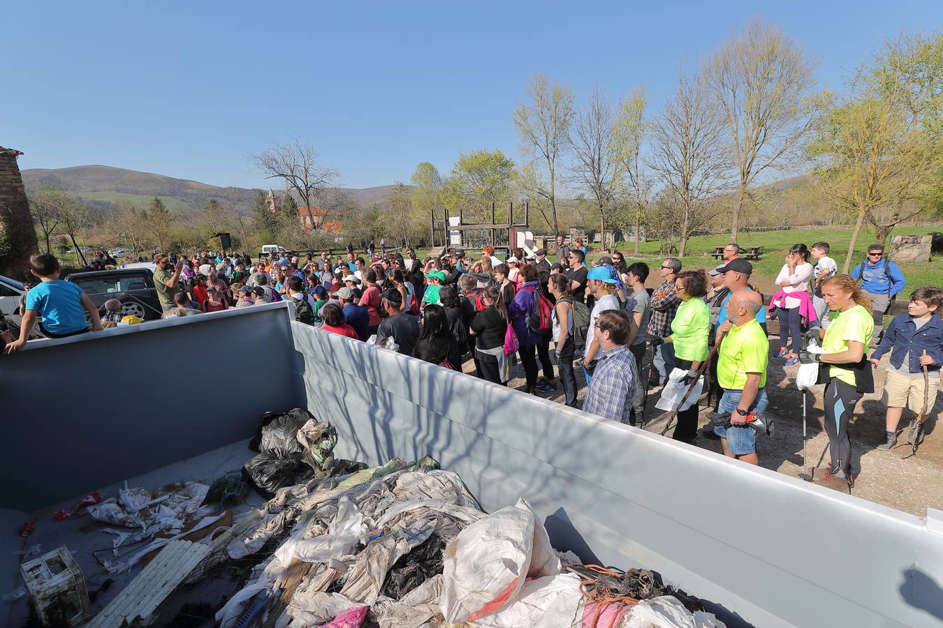 Fotos: Los voluntarios retiran plástico y limpian del río Saja