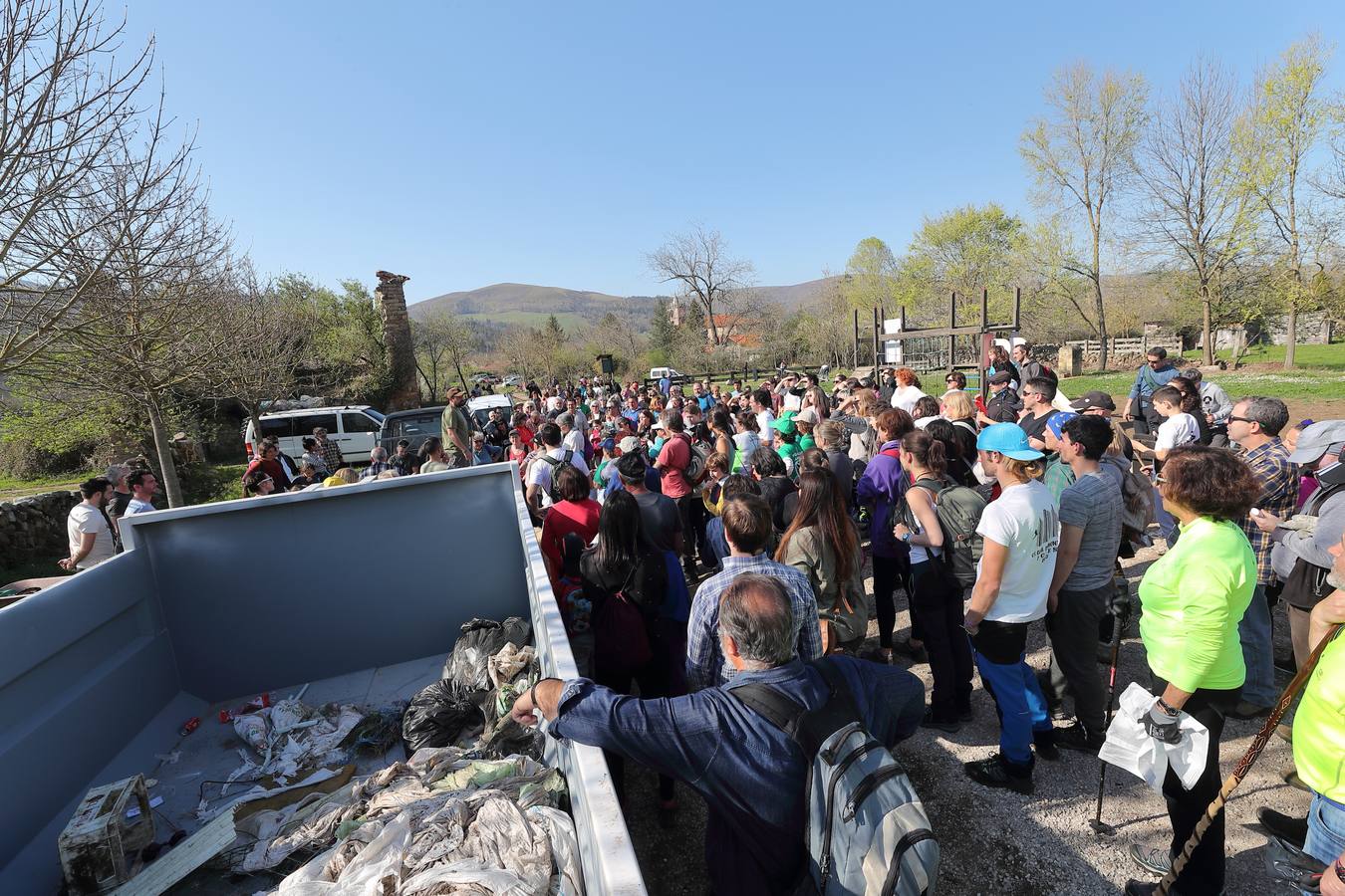 Fotos: Los voluntarios retiran plástico y limpian del río Saja