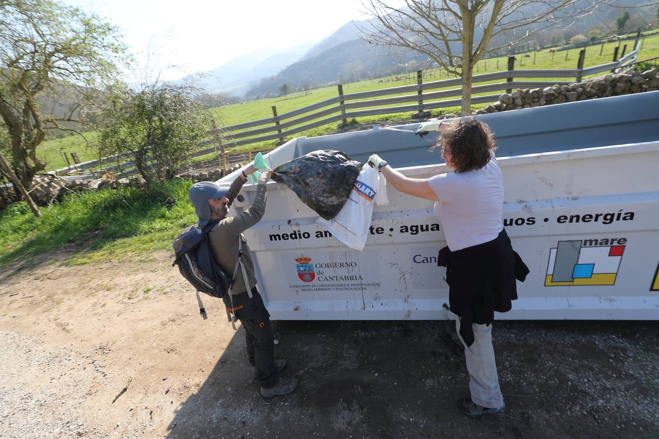 Fotos: Los voluntarios retiran plástico y limpian del río Saja