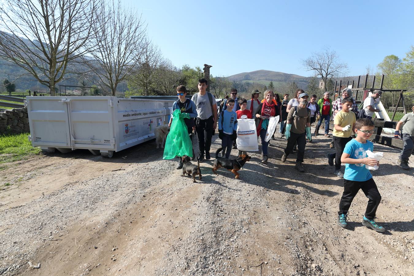 Fotos: Los voluntarios retiran plástico y limpian del río Saja