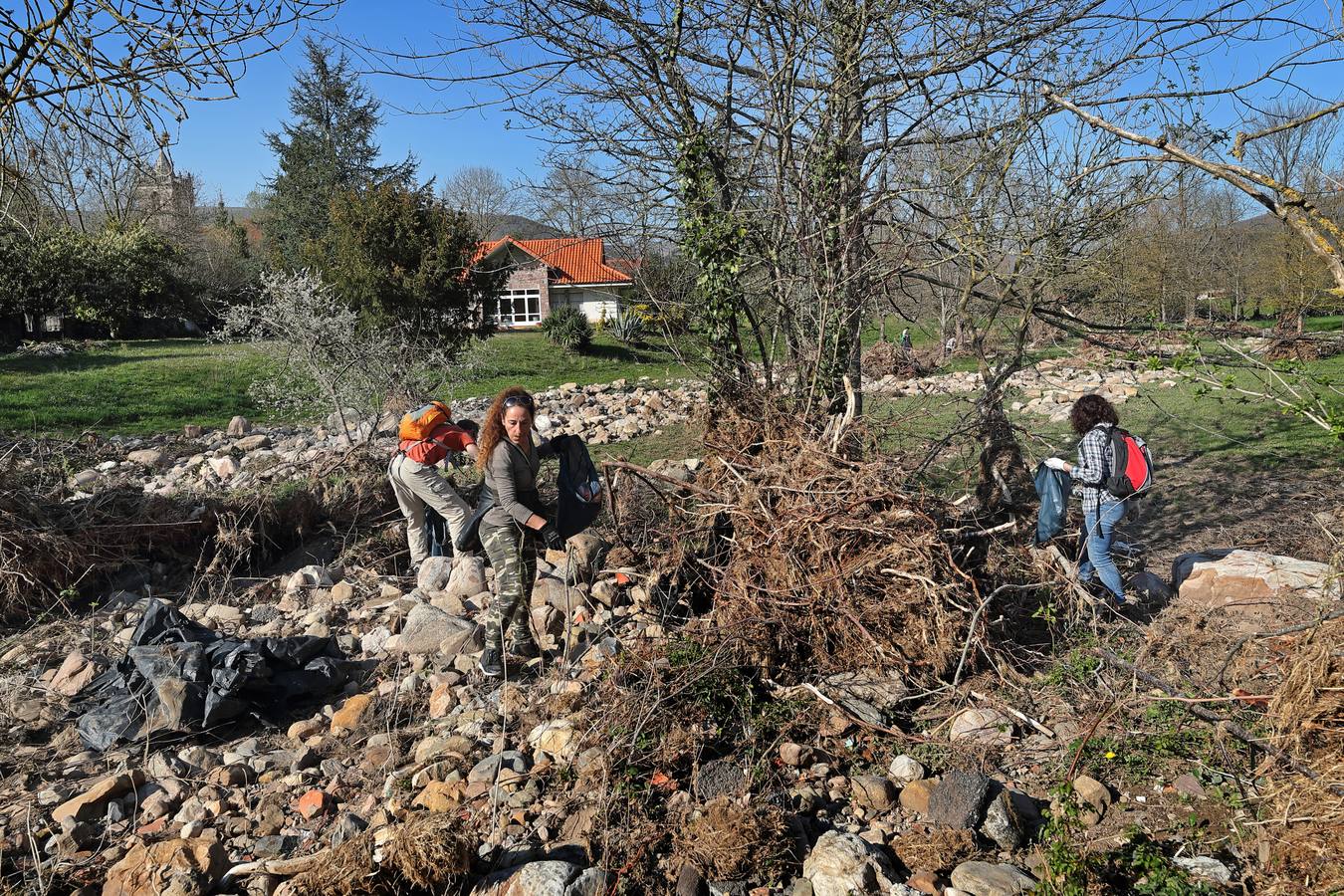 Fotos: Los voluntarios retiran plástico y limpian del río Saja