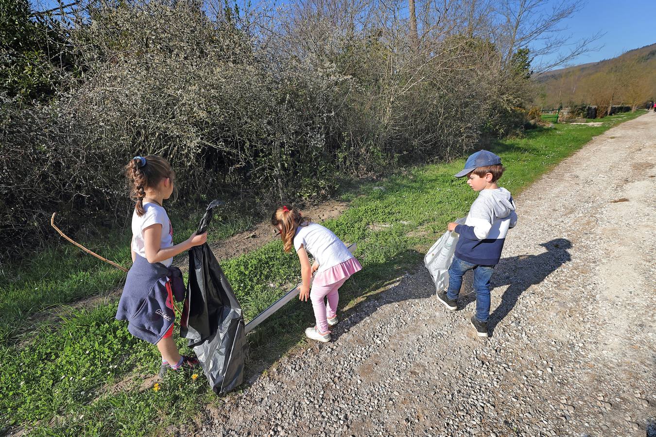 Fotos: Los voluntarios retiran plástico y limpian del río Saja