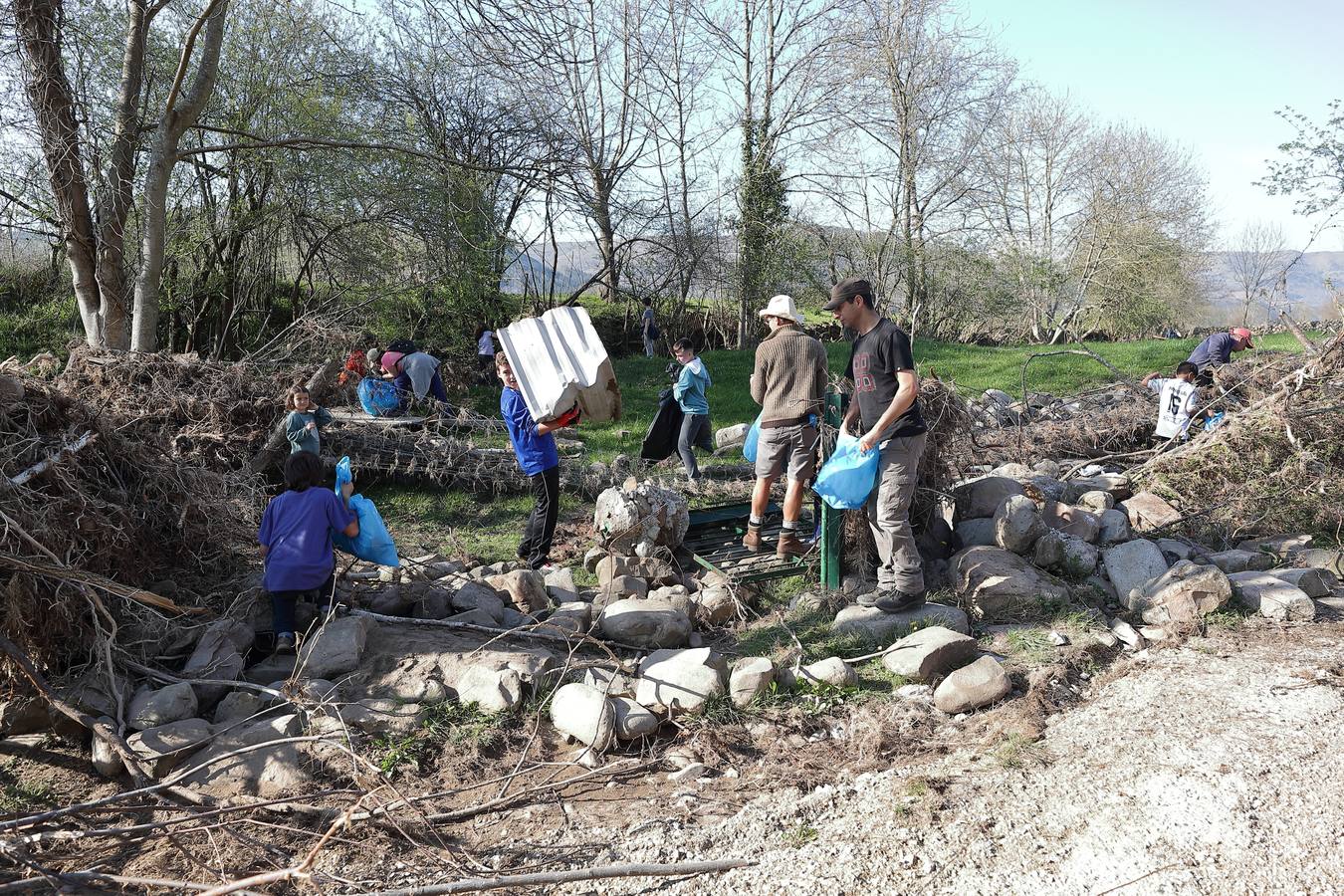 Fotos: Los voluntarios retiran plástico y limpian del río Saja