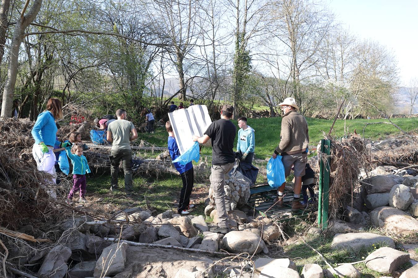 Fotos: Los voluntarios retiran plástico y limpian del río Saja