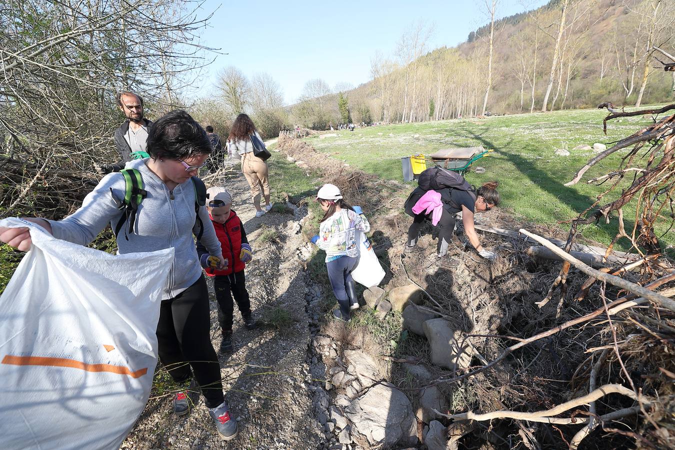 Fotos: Los voluntarios retiran plástico y limpian del río Saja