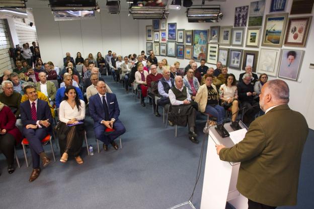 José Luis Pérez, redactor jefe del periódico, se dirige a los asistentes durante la conferencia celebrada ayer en el salón de actos de El Diario Montañés.