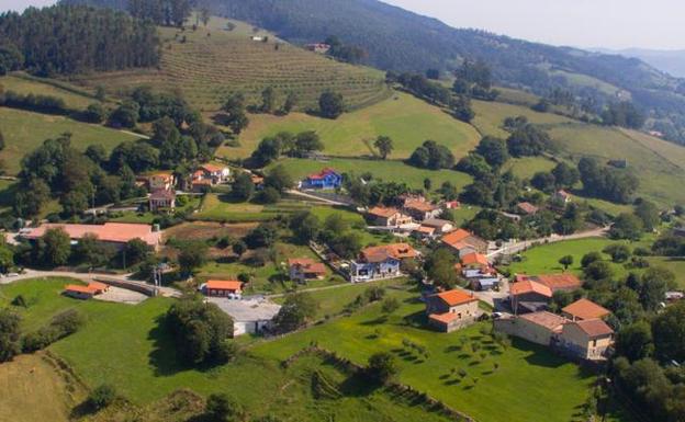 Vista aérea de Santiurde de Toranzo.