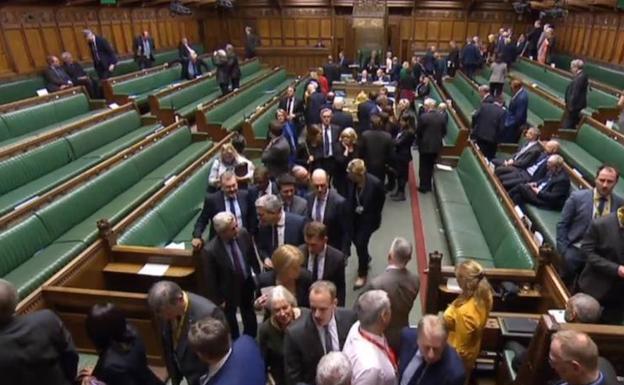 Captura de video que muestra a parlamentarios que abandonan el lugar al dividirse en la votación en la Cámara de los Comunes. 