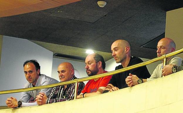 Representantes del comité de Empresa de Sidenor, ayer en el Parlamento de Cantabria siguiendo la evolución del Pleno. 