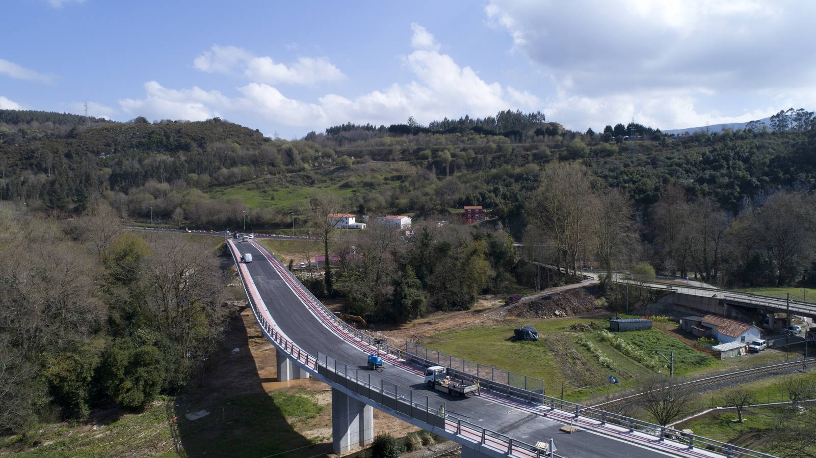 Tras cinco años de espera, Reocín y Alfóz de Lloredo estrenan hoy un viaducto esperado durante cinco años que ha costado 3,8 millones de euros.