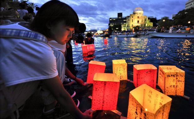 Japón recuerda el bombardeo de Hiroshima en su 65 aniversario en 2010.