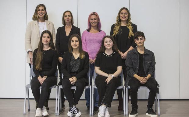 Grupo Eles y Ge. De pie: Ane Epalza (Comunicación de Coca-Cola European Partners Iberia), Isabel del Rey (profesora), Sara Corral y Sara Herrera Eguía (tutora e2). Abajo el equipo:Lucía Herrán, Lucía García, Lucía Arribas y Germán.: