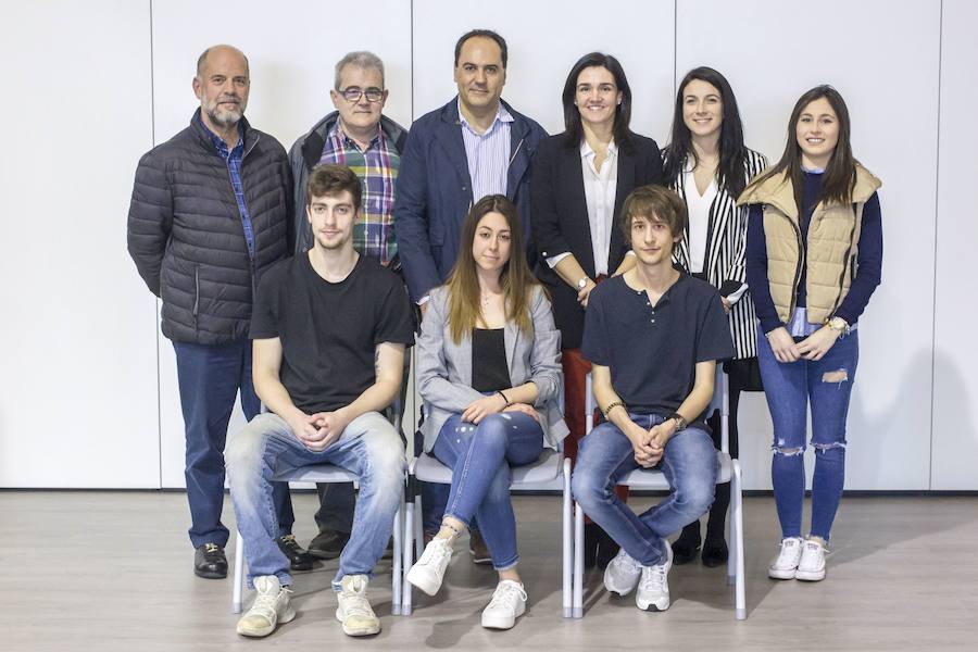 Grupo Natuxtract. De pie: Simón Pérez (Director), Jorge del Cura (profesor), Ángel Yedra (coordinador del área de materiales avanzados de CTC), Beatriz San Cristóbal (directora de Proyectos y Desarrollo de Negocio de CTC), Lucía Pérez (Investigadora CTC) y Sandra Valverde (e2). Abajo el equipo: Julio Arteaga, Alejandra García y Hugo Recio. 