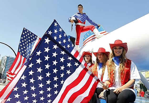 John Tailor, con sus ayudantes, sobre el cañón que lo lanzará hoy frente al Ayuntamiento.