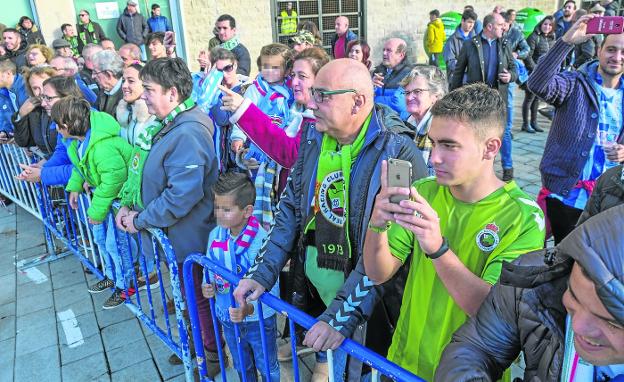 Aficionados racinguistas y gimnásticos, en el partido de ida. 