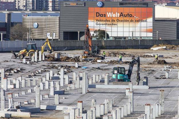 Las máquinas han retornado a la parcela de Santander Coated Solutions en el Puerto para retirar los pilotes instalados el pasado verano. 