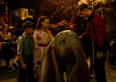 Imagen secundaria 1 - Dreamland (Sueñolandia), el parque de atracciones en el que acaba Dumbo, al cuidado del personaje de Colin Farrell. Abajo, Michael Keaton, el villano de la función, y Danny DeVito.