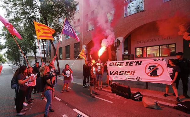 Protesta ante un cuartel de la Guardia Civil en Barcelona el 17 de septiembre de 2017.