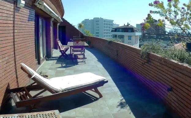 La terraza con su zona de relax.