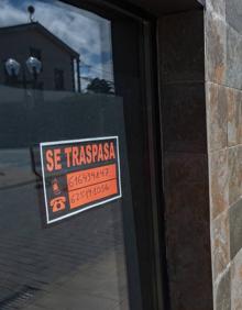 Imagen secundaria 2 - Arriba, Agustín del Corral tira una caña en el Ábrego. Abajo, varios clientes y uno de los locales de hostelería que se traspasa.