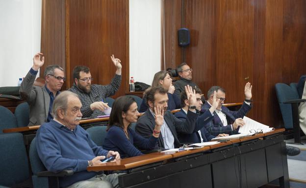 Imagen principal - Imágenes del pleno celebrado esta mañana. 