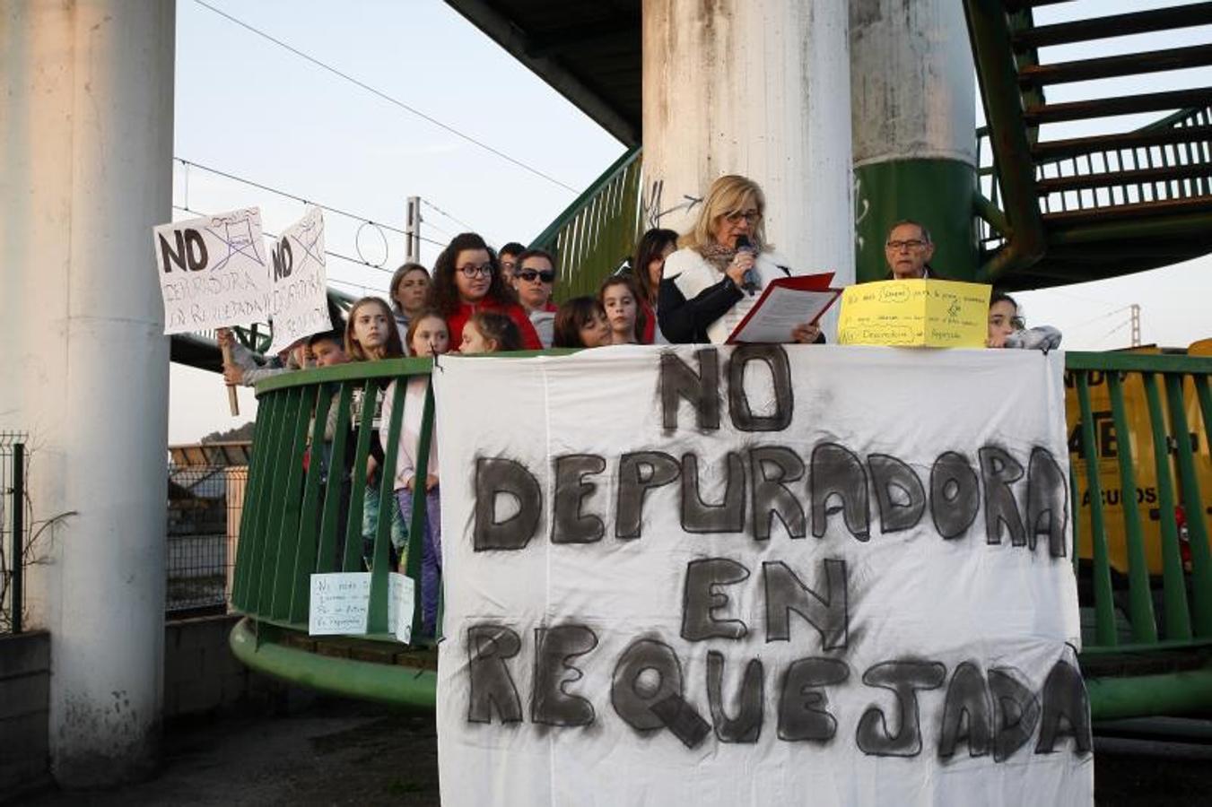 Vecinos y políticos de Polanco se han manifestado hoy para protestar contra la instalación de la nueva depuradora de Vuelta Ostrera en la Isla de Solvay.