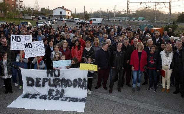 Un momento de la concentración de protesta celebrada hoy.