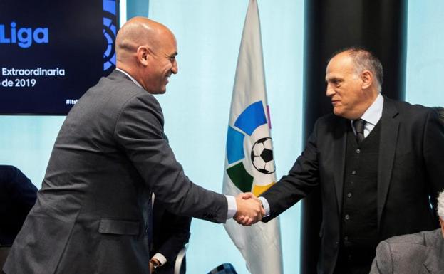 Saludo entre Luis Rubiales y Javier Tebas, durante la Asamblea de Clubes.