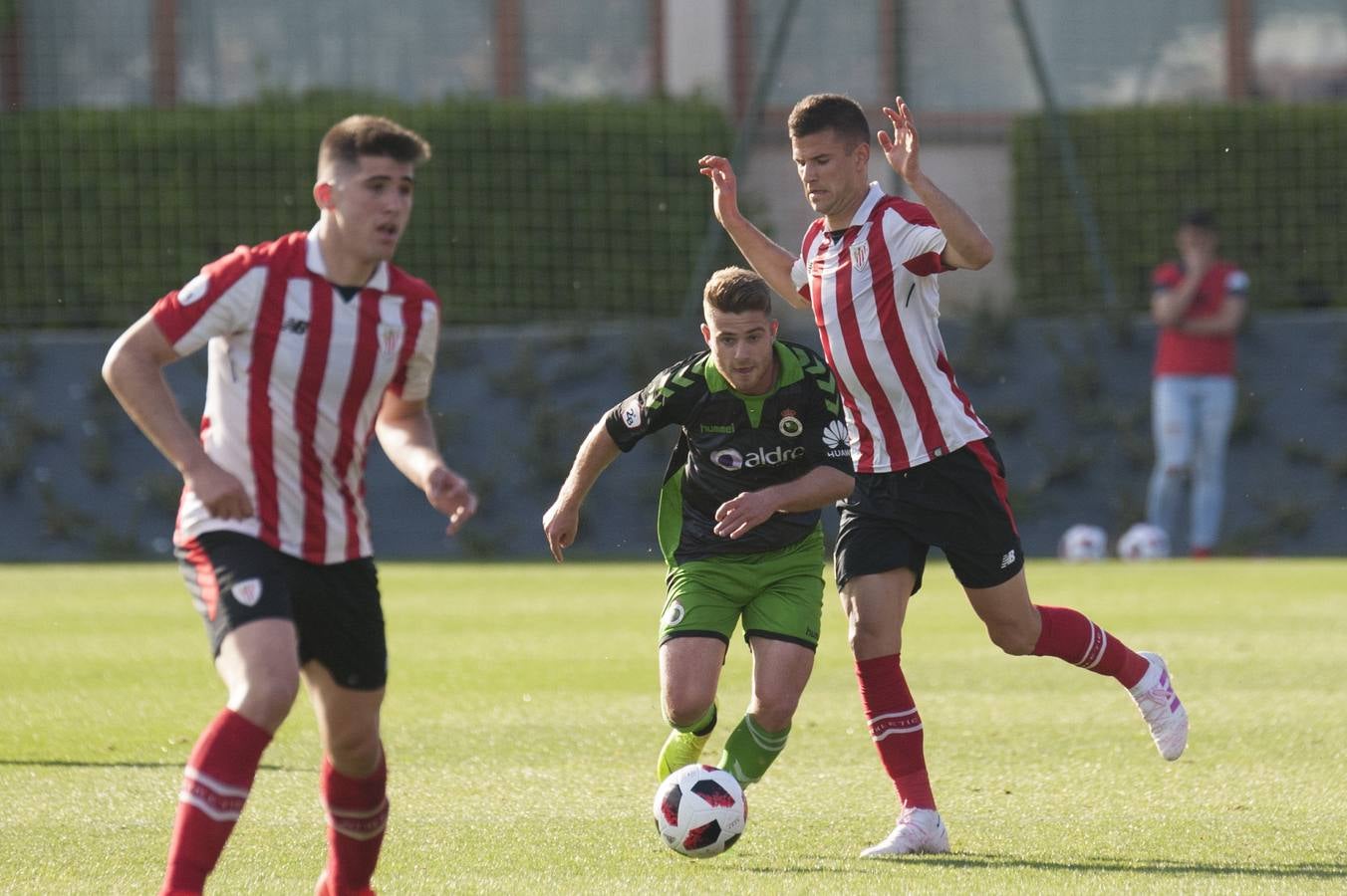 Fotos: Imágenes del choque entre el Athletic B y el Racing en Lezama