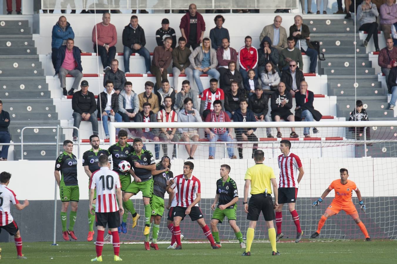 Fotos: Imágenes del choque entre el Athletic B y el Racing en Lezama