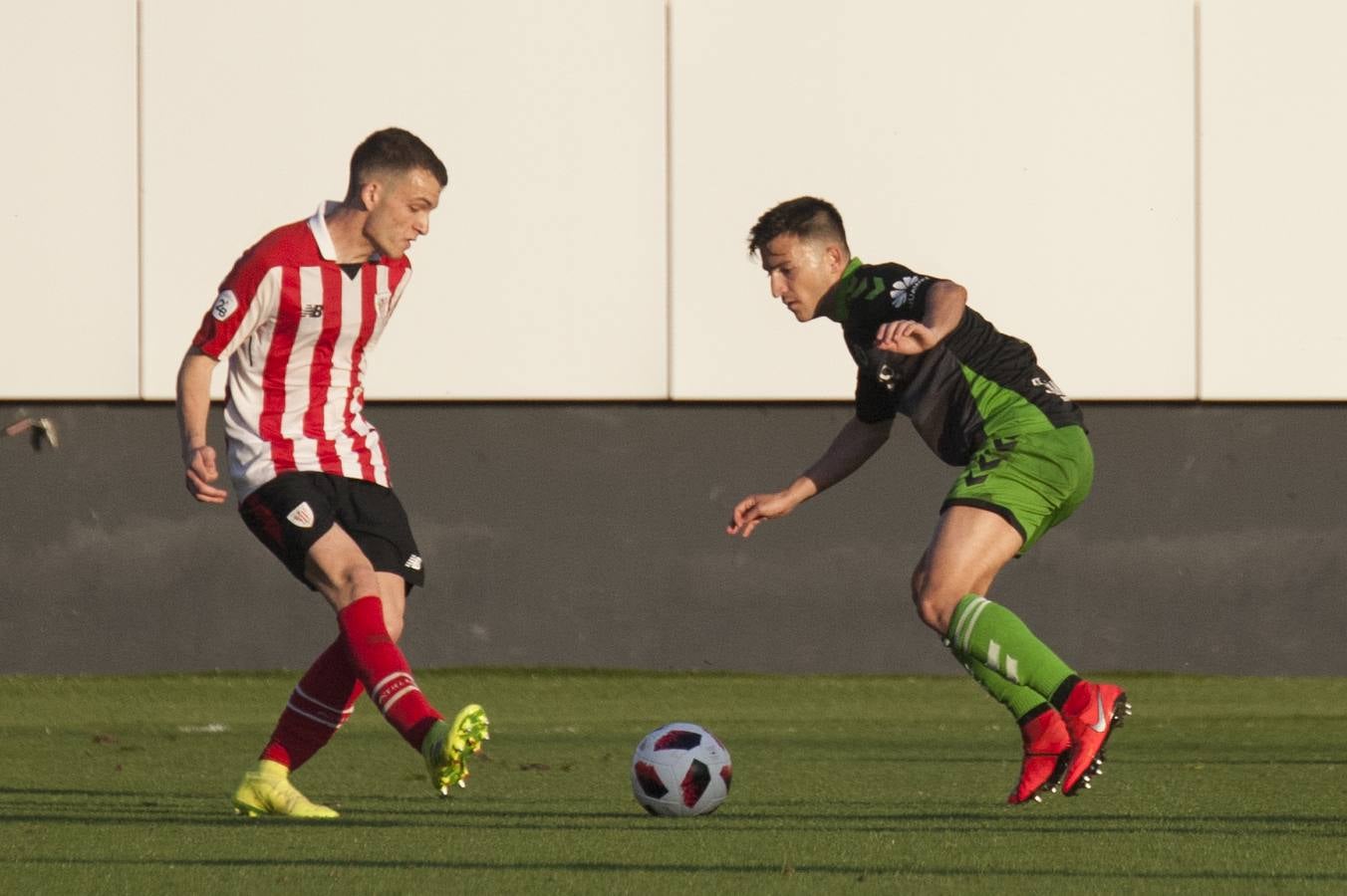 Fotos: Imágenes del choque entre el Athletic B y el Racing en Lezama