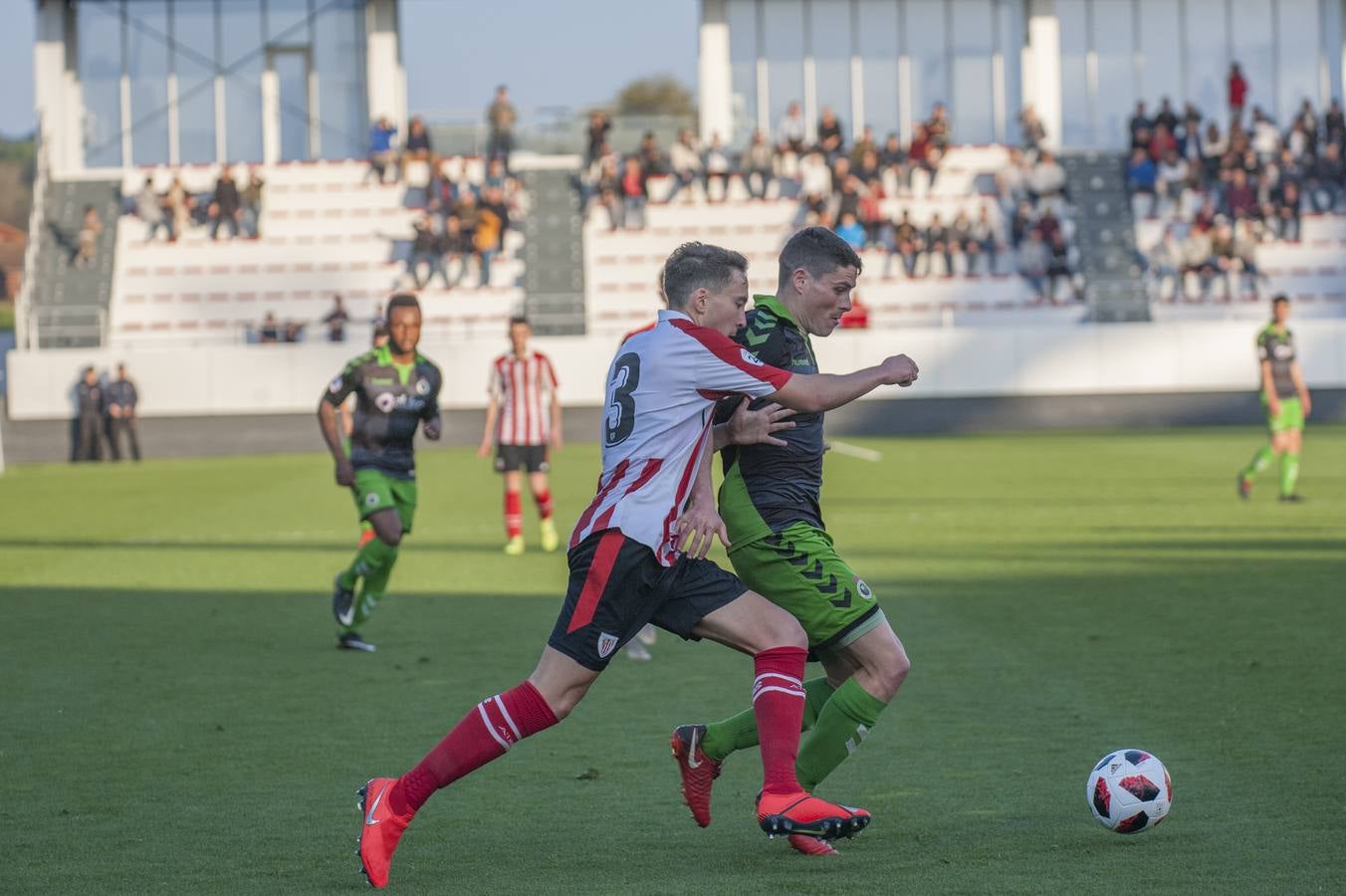 Fotos: Imágenes del choque entre el Athletic B y el Racing en Lezama