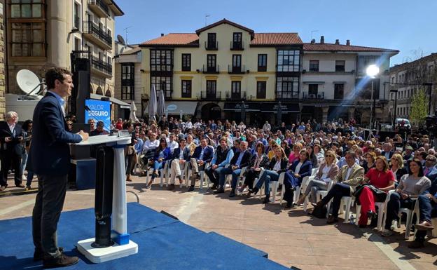 Pablo Casado, acompañado en Torrelavega de María José Sánez de Buruaga y otros representantes del partido regional. 