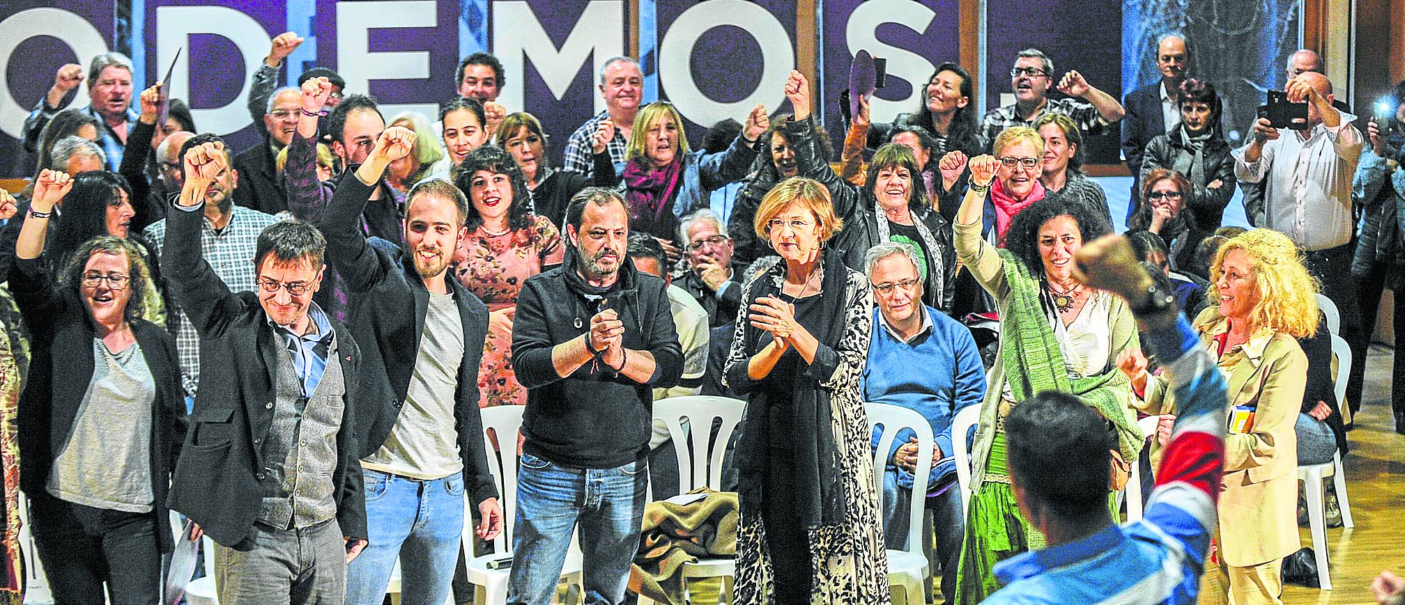 Verónica Ordóñez, Juan Carlos Monedero, Luis del Piñal, Pablo González y Charo Quintana, de izquierda a derecha, en el mitin celebrado ayer en Santander. 