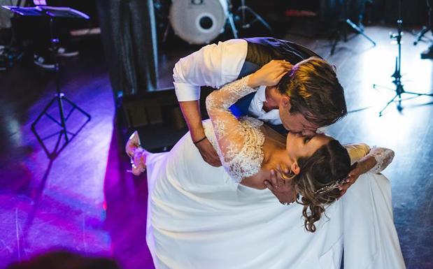 Romántico momento en la boda de Lucía y Bjorn.