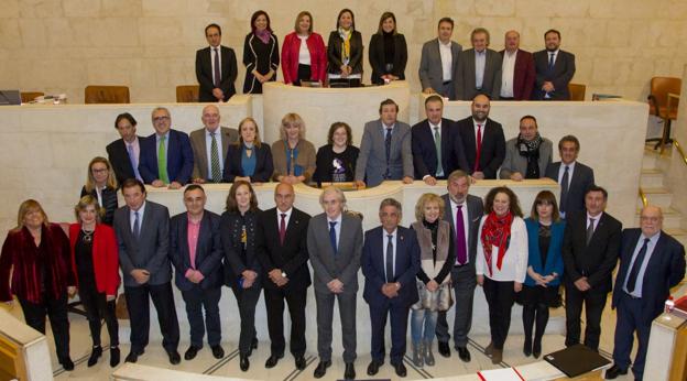 Foto de familia que se hicieron los diputados y consejeros que estaban presentes justo antes de empezar el pleno del pasado lunes, el último para muchos de ellos. 