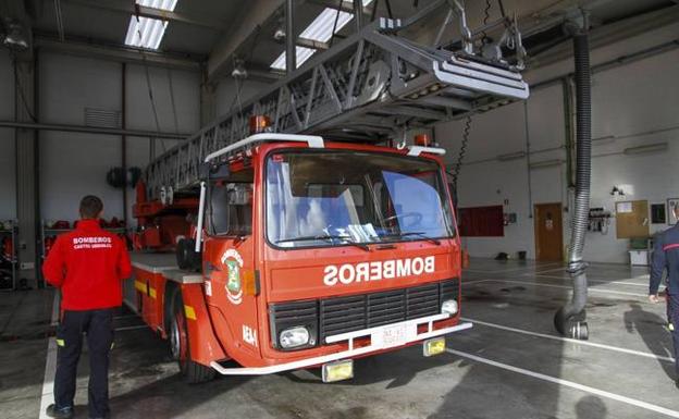 Un bombero, junto a la vieja autoescala del parque de Castro. 