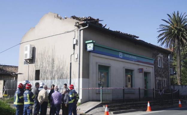 La oficina bancaria cerró sus puertas tras venirse abajo el tejado del edificio, un suceso que no causó daños personales porque se produjo de madrugada.