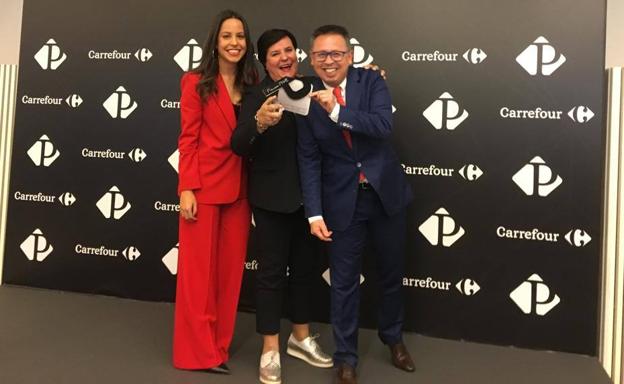 La fundadora de Joselín, María Ángeles Sáinz (en el centro de la imagen), su hija Laura Riva y Alberto Casas, del departamento comercial de la marca, han recogido el premio este lunes en Madrid.