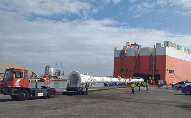 Embarcada en el Puerto de Santander una pieza de 42 metros y 43 toneladas