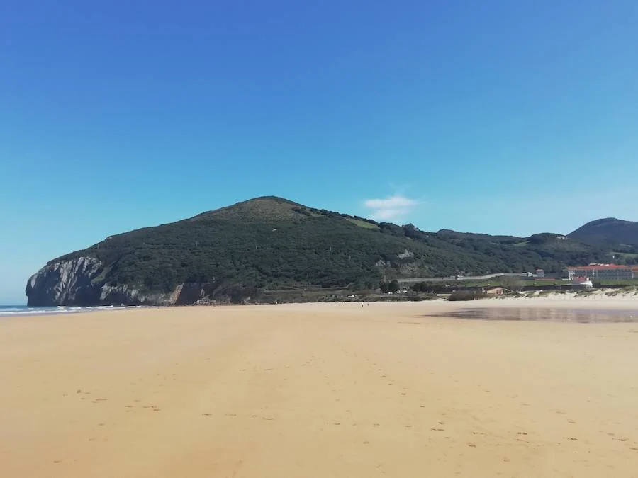 Monte Buciero desde la playa de Berria