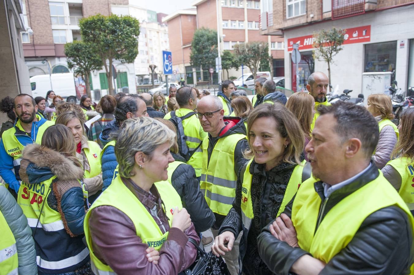 Fotos: Los trabajadores del SUAP se cioncentran ante Sanidad